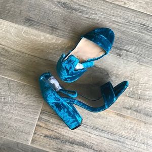 PRICE DROP Beautiful velvet block heeled sandal!